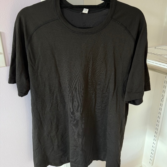 Men's Lululemon athletic shirt - Picture 1 of 3